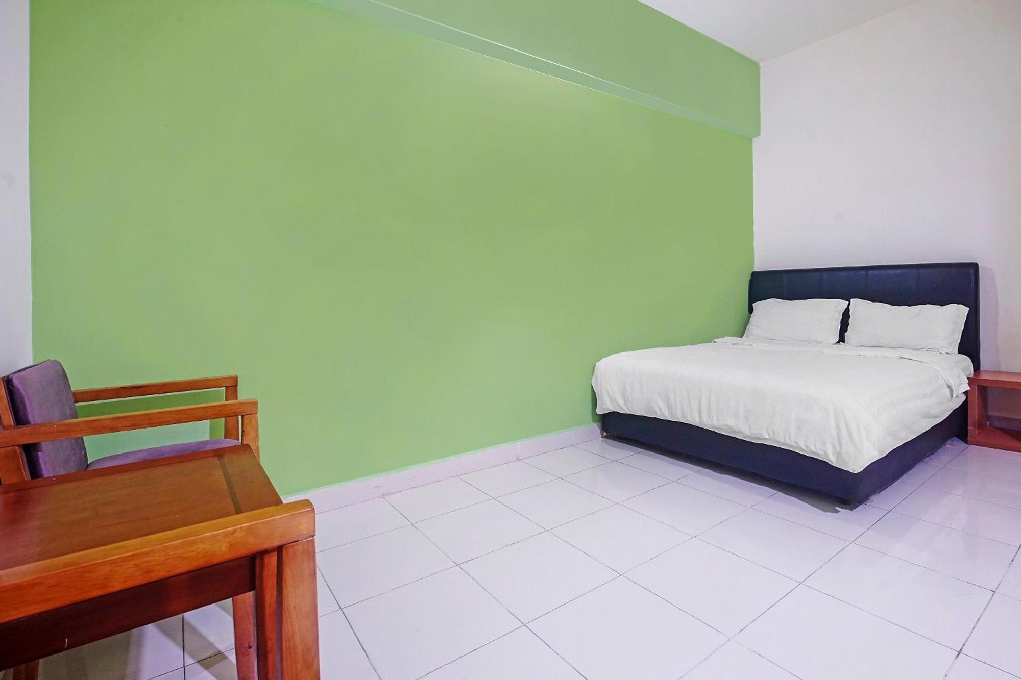 Hotel Night Queen Salak Tinggi Sepang Exterior photo