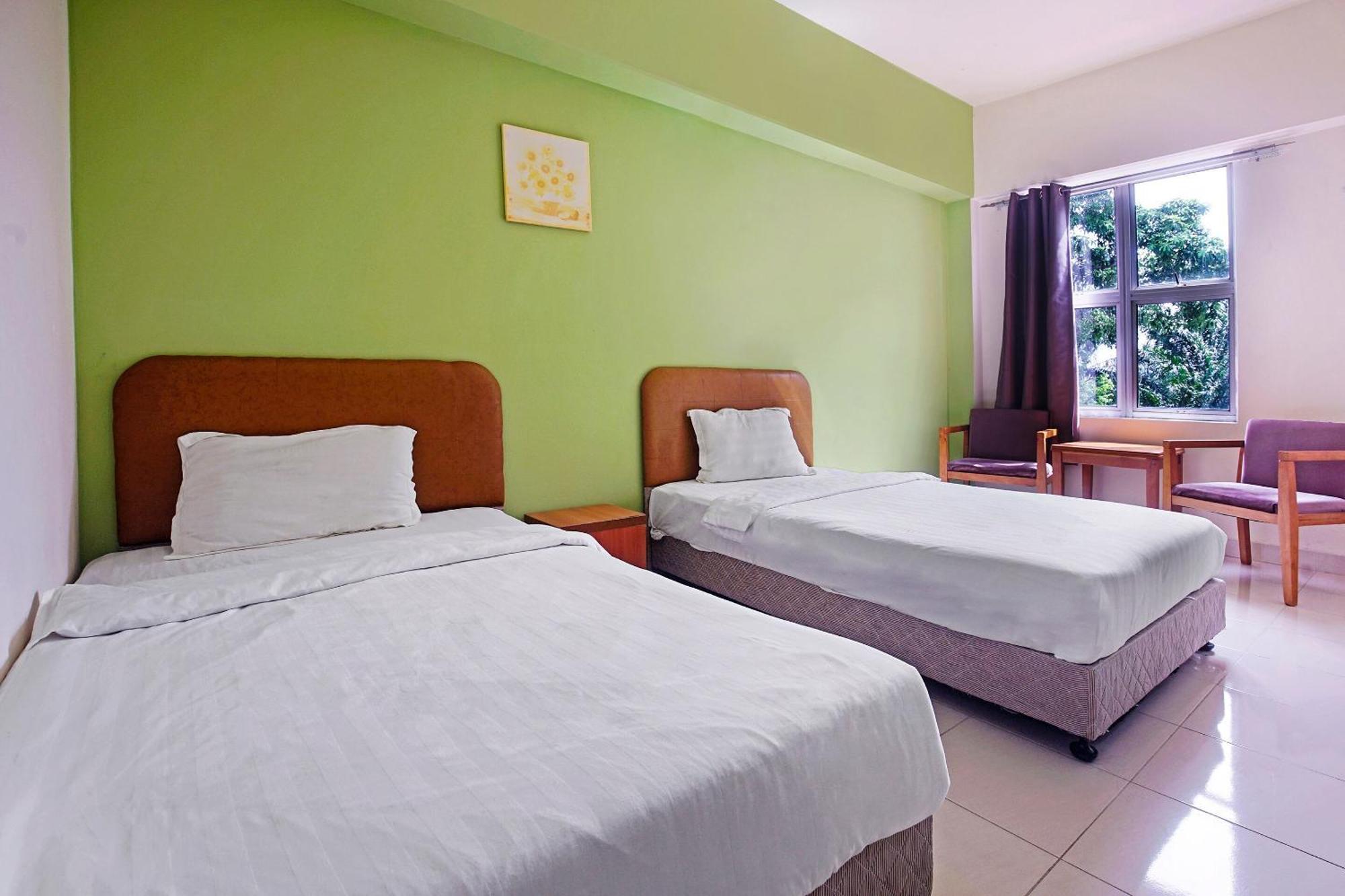 Hotel Night Queen Salak Tinggi Sepang Exterior photo