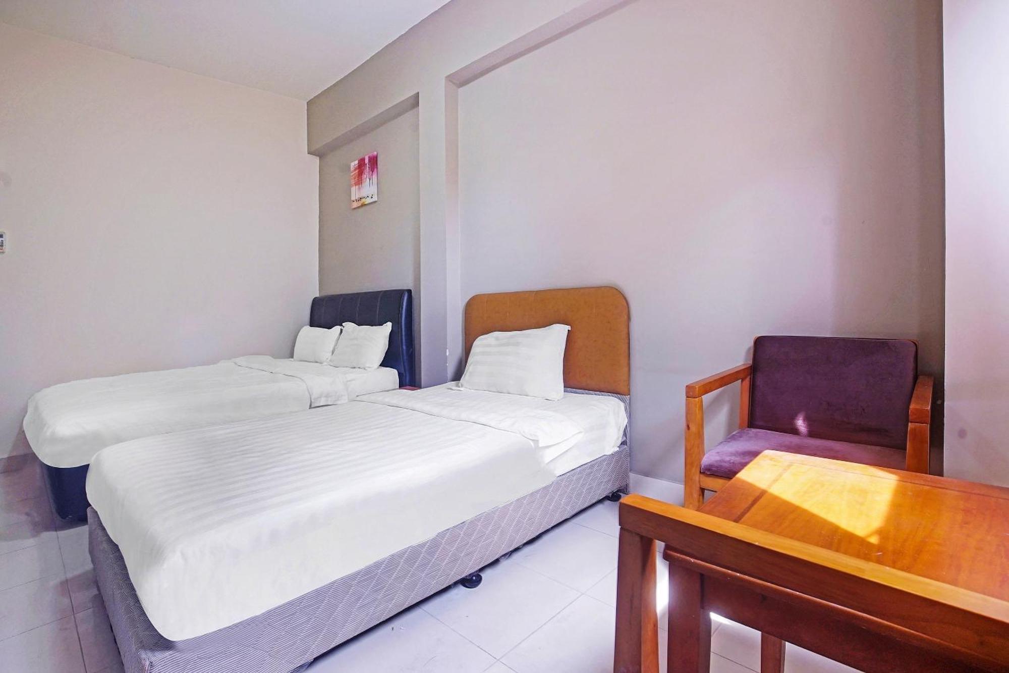 Hotel Night Queen Salak Tinggi Sepang Exterior photo