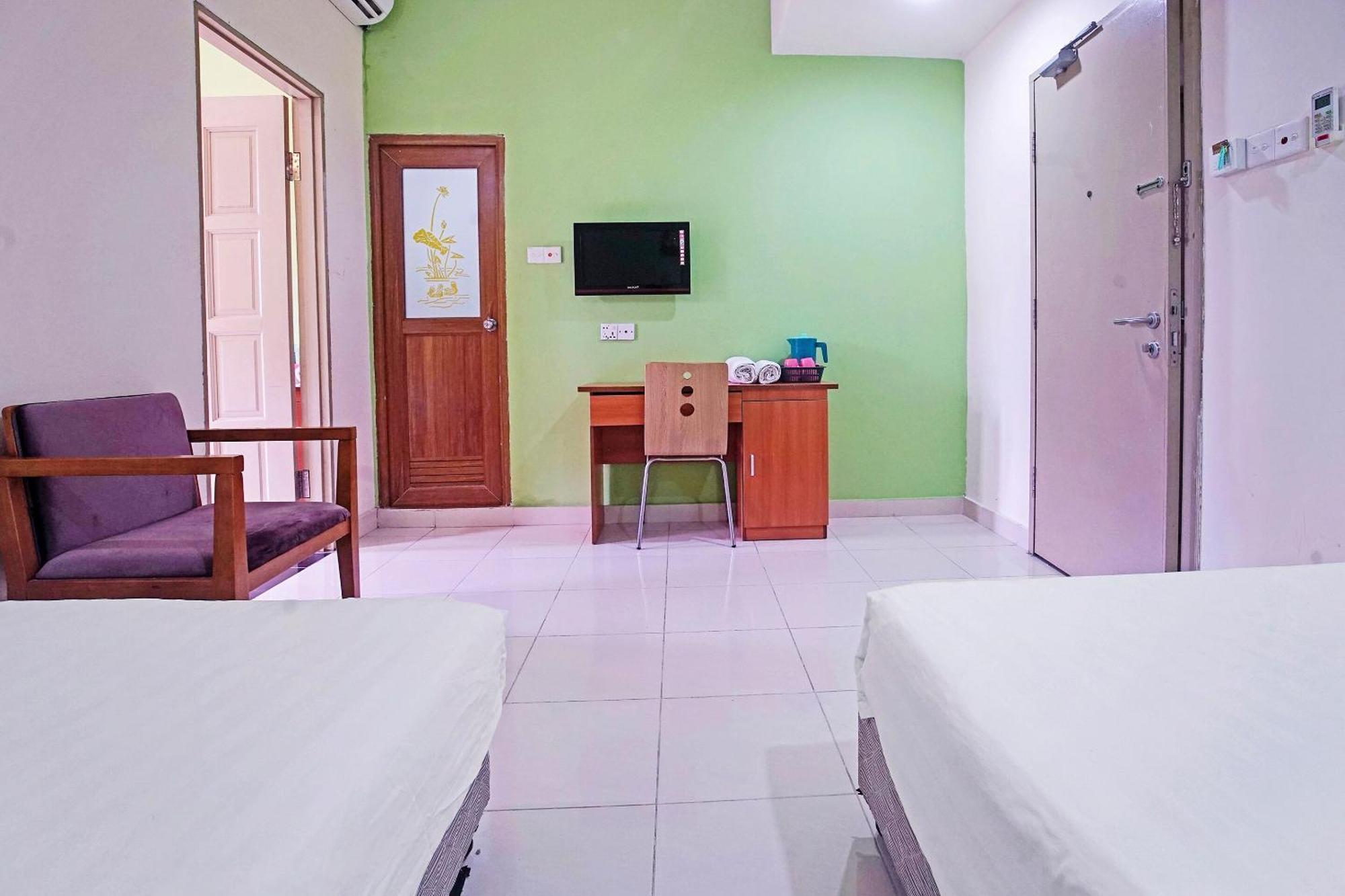Hotel Night Queen Salak Tinggi Sepang Exterior photo